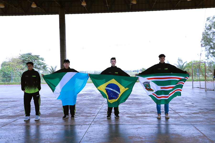 NOVA XAVANTINA ABRE OS JOGOS ESCOLARES COM DANÇA, MÚSICA, RAIO LASER E  CELEBRAÇÃO À COPA DO MUNDO.