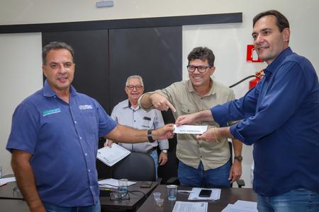 Left or right foto edson ribeiro assomasul