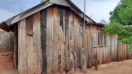 Left or right moradia prec ria